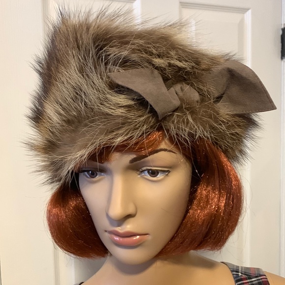 Agnes Mode Accessories - 1930s fur hat with suede bow